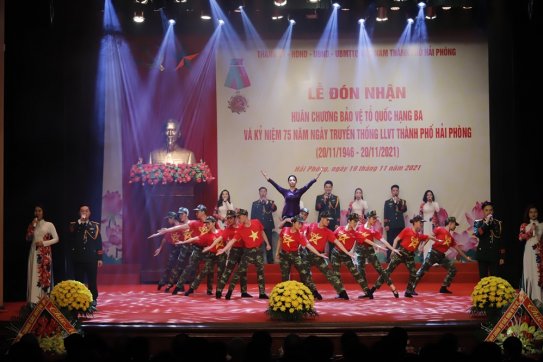 ​​​​​​​Lực lượng vũ trang thành phố đón nhận Huân chương Bảo vệ Tổ quốc hạng Ba