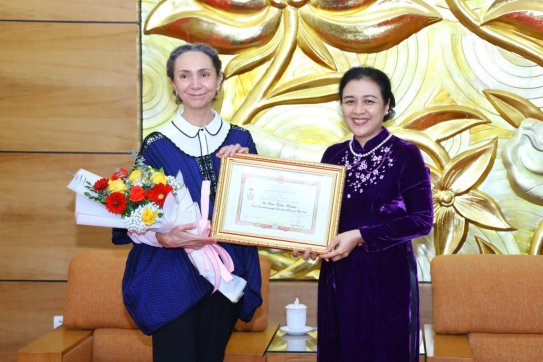 Bà Sarah Valdez Bolano - người mang hình ảnh Đại sứ Mexico thân thiện tới Việt Nam