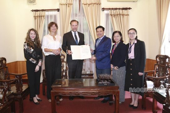 Trao Giấy Chấp nhận lãnh sự cho Tổng Lãnh sự mới của Hà Lan tại TP. Hồ Chí Minh