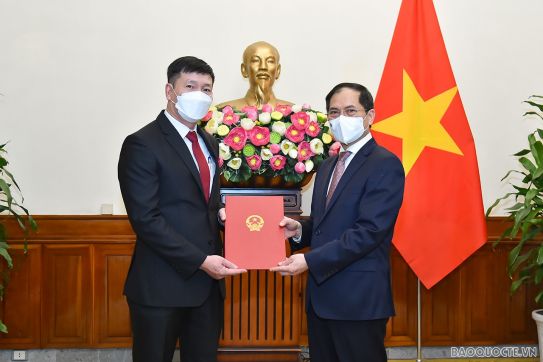 Bộ trưởng Ngoại giao trao quyết định bổ nhiệm 3 Tổng Lãnh sự Việt Nam ở nước ngoài