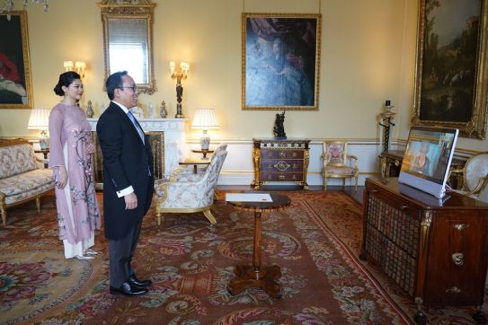 Đại sứ Nguyễn Hoàng Long trình Quốc thư lên Nữ hoàng Anh Elizabeth II