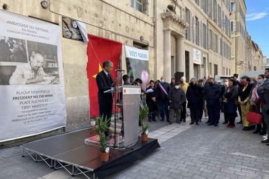 Gắn biển tưởng niệm Chủ tịch Hồ Chí Minh tại thành phố Marseille (Pháp)