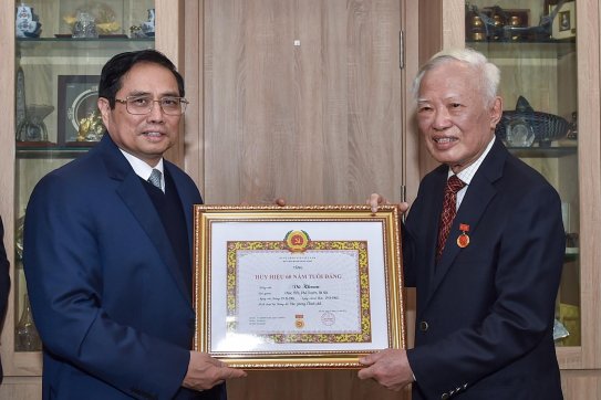 Thủ tướng Phạm Minh Chính trao Huy hiệu 60 năm tuổi Đảng tặng đồng chí Vũ Khoan