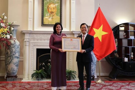 Trao Huân chương Hữu nghị cho nguyên Đại sứ Cuba tại Việt Nam
