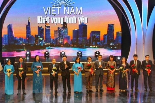 Việt Nam - Khát vọng bình yên: Tôn vinh lực lượng tuyến đầu chống dịch