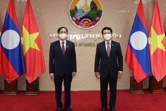 Quan hệ Việt Nam-Lào: Luôn một tinh thần 'hạt gạo cắn đôi cọng rau bẻ nửa'