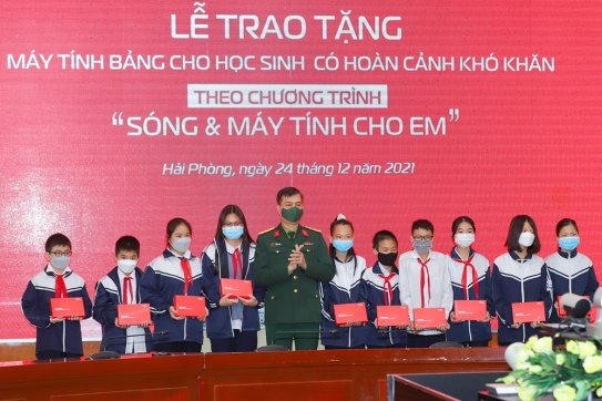Tập đoàn Viettel trao tặng 2.819 máy tính bảng cho các em học sinh, sinh viên có hoàn cảnh khó khăn trên địa bàn thành phố