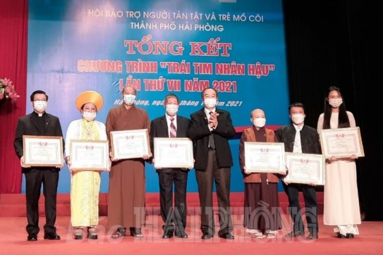 Chương trình “Trái tim nhân hậu” lần thứ 7 năm 2021: Huy động hơn 5,8 tỷ đồng quà và tiền mặt tặng người khuyết tật, trẻ mồ côi nghèo thành phố