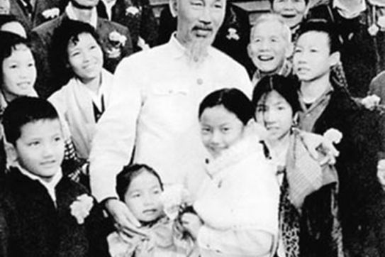 Bác Hồ với kiều bào