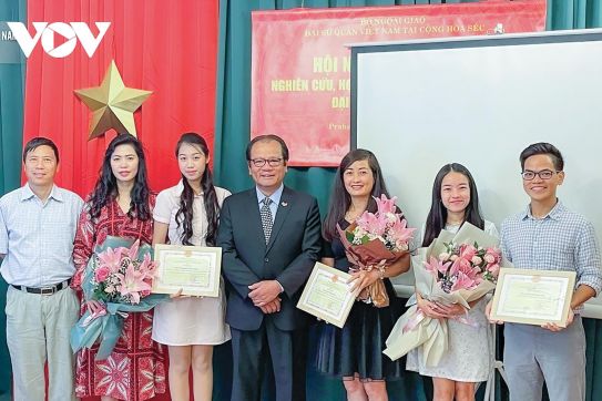Công tác đảng của Đại sứ quán Việt Nam tại Czech: Để cộng đồng luôn hướng về quê hương đất nước