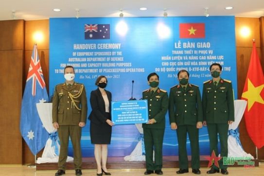 Australia donates peacekeeper training equipment to Vietnam