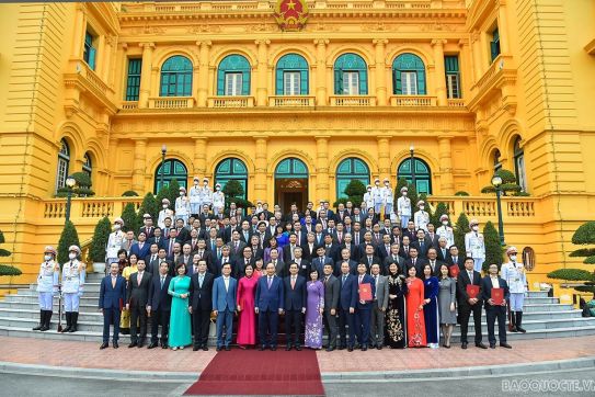 Chủ tịch nước Nguyễn Xuân Phúc trao quyết định phong hàm Đại sứ và gặp mặt các Đại sứ tham dự Hội nghị ngoại giao 31