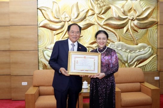 Trao kỷ niệm chương “Vì hòa bình, hữu nghị giữa các dân tộc” cho Đại sứ Hàn Quốc