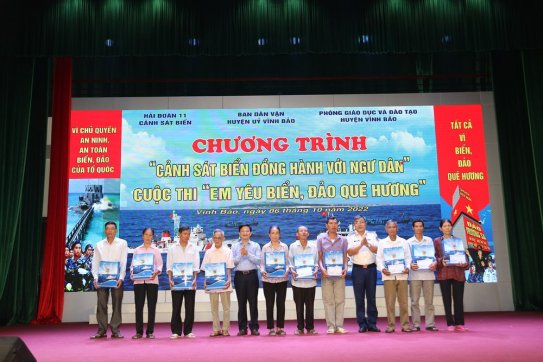 Chương trình “Cảnh sát biển đồng hành với ngư dân” trao tặng quà cho các gia đình chính sách trên địa bàn huyện Vĩnh Bảo