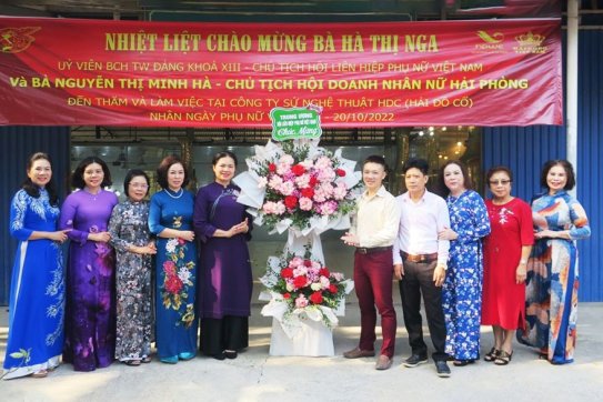 Chủ tịch Hội Liên hiệp Phụ nữ Việt Nam thăm và chúc mừng một số đơn vị tại thành phố Hải Phòng