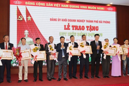 Đảng ủy Khối Doanh nghiệp thành phố: Trao tặng Huy hiệu Đảng đợt 2/9/2022; triển khai nhiệm vụ trọng tâm 3 tháng cuối năm 2022