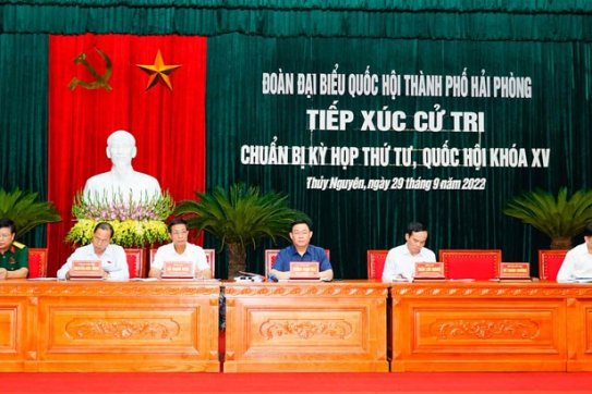 Chairman of the National Assembly Vuong Dinh Hue and Hai Phong’s Delegation of the National Assembly Deputies met with voters in Thuy Nguyen District to prepare for the 4th session of the 15th National Assembly