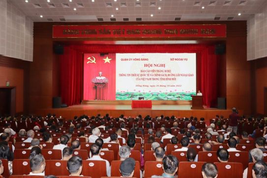 Providing information on international news and Viet Nam’s diplomatic direction in the new context to Hong Bang’s reporters
