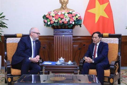 Bộ trưởng Ngoại giao tiếp Bộ trưởng Thương mại và Sản xuất Australia