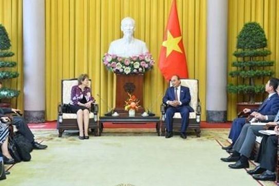 越南国家主席阮春福会见南澳大利亚州总督弗朗西斯•亚当森