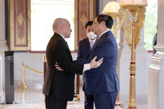 Thủ tướng Phạm Minh Chính chào Quốc vương Campuchia Norodom Sihamoni