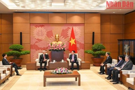 越南国会主席王廷惠会见法国驻越南大使尼古拉斯·沃纳里