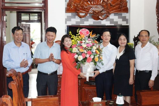 Chủ tịch HĐND thành phố thăm, chúc mừng Nhà giáo tiêu biểu trên địa bàn huyện Thủy Nguyên