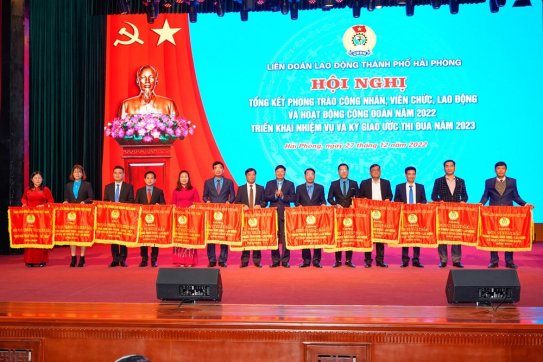 Liên đoàn Lao động thành phố đạt nhiều thành tích xuất sắc được Tổng Liên đoàn Lao động Việt Nam trao tặng Cờ thi đua