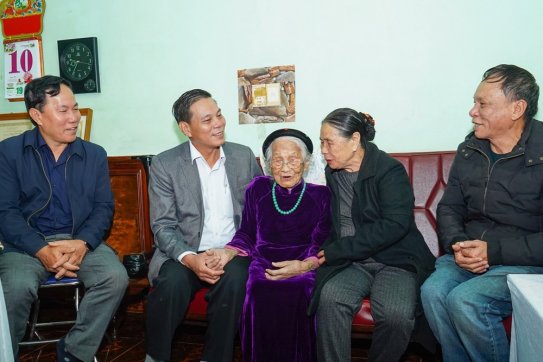 Chủ tịch UBND thành phố thăm, tặng quà các tập thể, cá nhân tiêu biểu và trao Thiếp mừng thọ của Chủ tịch nước cho các công dân 100 tuổi