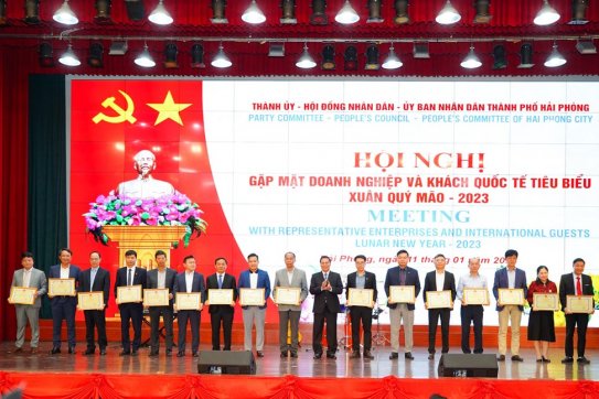 Trung ương Hội Chữ thập đỏ Việt Nam trao tặng Cờ thi đua cho 4 đơn vị có thành tích xuất sắc tại thành phố Hải Phòng