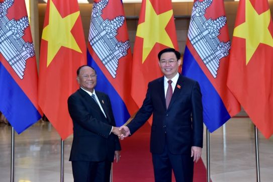 越南国会主席王廷惠与柬埔寨王国国会主席韩桑林举行会谈