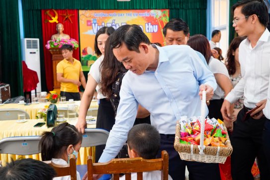 Bí thư Thành ủy thăm, tặng quà Trường nuôi dạy trẻ em Khiếm thị Hải Phòng nhân dịp Tết Trung thu năm 2022