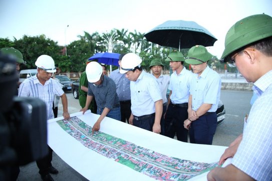 The city leader checked the progress of the construction project of the road connecting Lang Am bridge to the coastal road