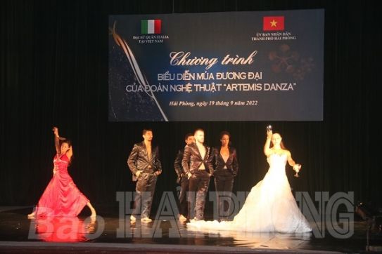 イタリアの演劇「トラヴィアータ」がハイフォンの芸術愛好家に上演される