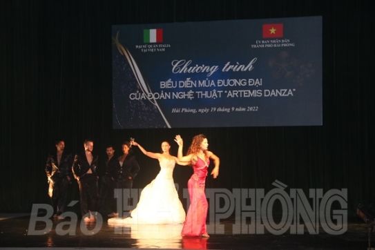 The Italian play "Traviata" was performed to art-loving Hai Phong people