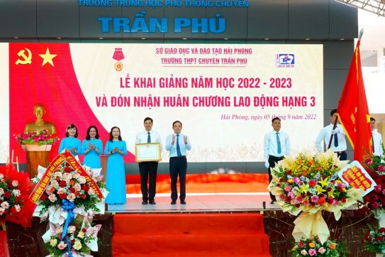 チャンフー（Tran Phu）専門高校は新学期を歓喜に迎え、3級労働勲章を受賞