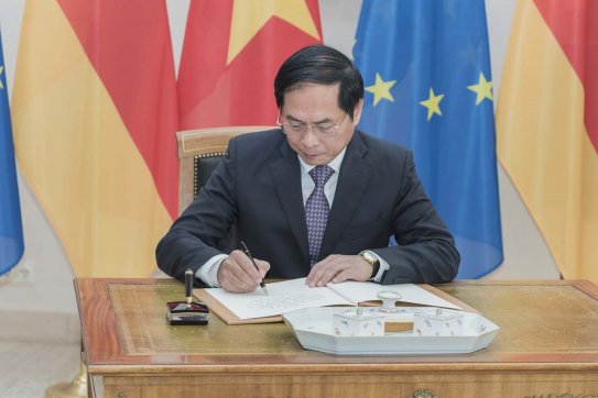 FM Bui Thanh Son paid courtesy call to German President Frank-Walter Steinmeier