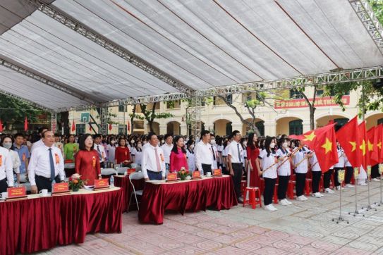 市人民委員会の主席のグエン・ヴァン・トゥン（Nguyen Van Tung）氏がゴー・クエン（Ngo Quyen）高校の2022-2023年度開校式に出席