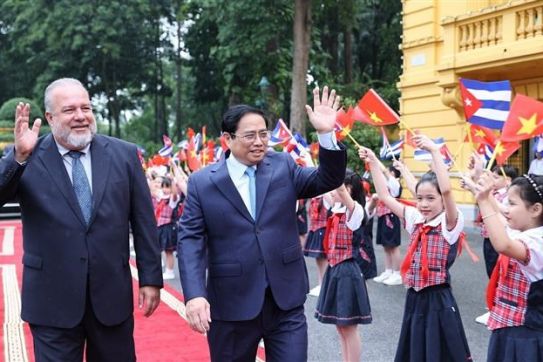 越南政府总理范明政举行仪式欢迎古巴总理曼努埃尔•马雷罗•克鲁斯访越