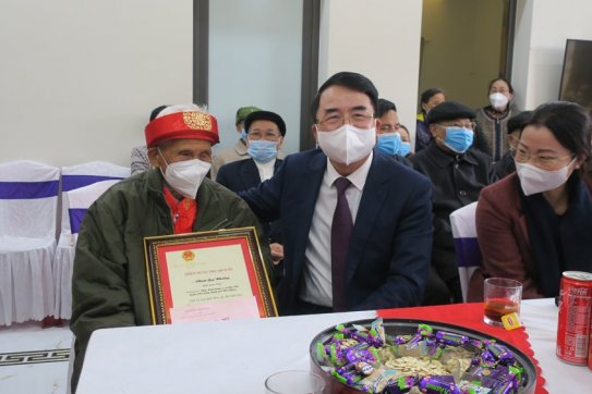 Phó Chủ tịch UBND thành phố Lê Khắc Nam trao Thiếp mừng thọ của Chủ tịch nước cho công dân 100 tuổi trên địa bàn huyện Tiên Lãng