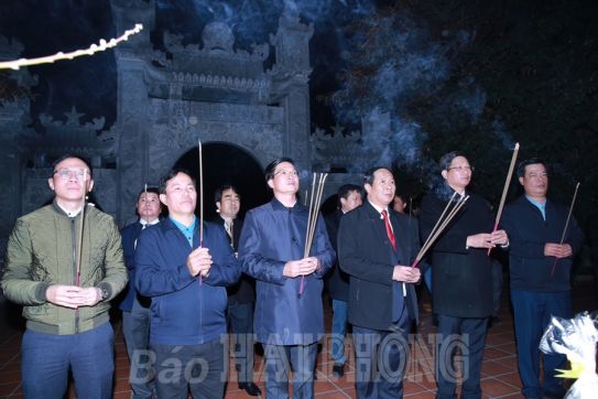 Deputy Prime Minister Le Van Thanh offering incense at the Bach Dang Giang Relic Site