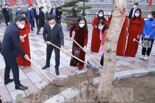 Secretary of the City Party Committee Tran Luu Quang attended the launching ceremony of tree-planting festival on the occasion of Lunar New Year 2022 in An Duong District