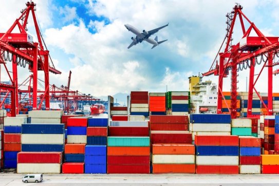 Xuất khẩu ước đạt 53,79 tỷ USD, nhập siêu quay trở lại