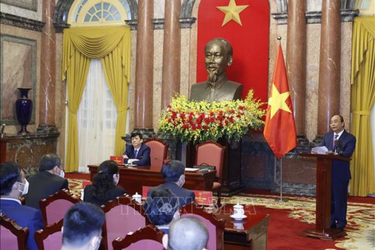Chủ tịch nước Nguyễn Xuân Phúc: Chăm lo nhiều hơn nữa đời sống của đội ngũ y, bác sĩ, cán bộ y tế