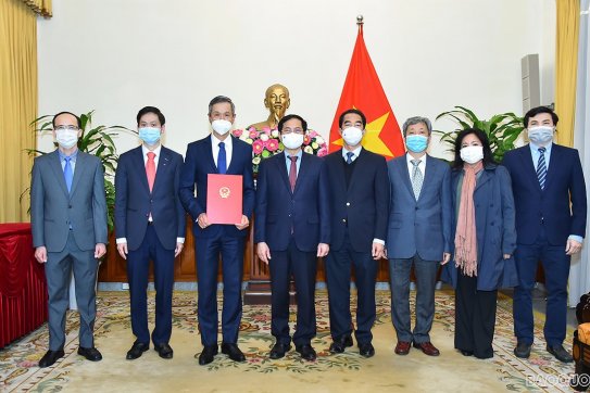 Bộ trưởng Bùi Thanh Sơn trao quyết định điều động công tác cho Trợ lý Bộ trưởng Nguyễn Minh Vũ