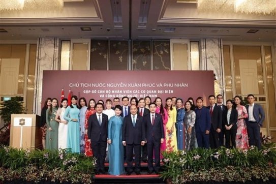 Chủ tịch nước Nguyễn Xuân Phúc gặp mặt cộng đồng người Việt tại Singapore
