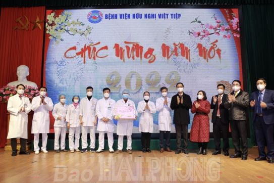 Mr. Do Manh Hien, Standing Deputy Secretary of the City Party Committee visited and sent new year wishes to forces on New Year's Eve 