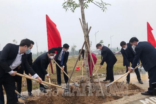 Chairman of the City People's Council Pham Van Lap attended the launching ceremony of tree-planting festival on the occasion of Lunar New Year 2022 in Thuy Nguyen District