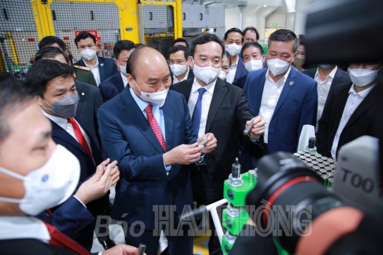 Khuyến khích, tạo điều kiện để mọi doanh nghiệp thuộc các thành phần trong nước phát triển, nhất là các doanh nghiệp công nghệ cao