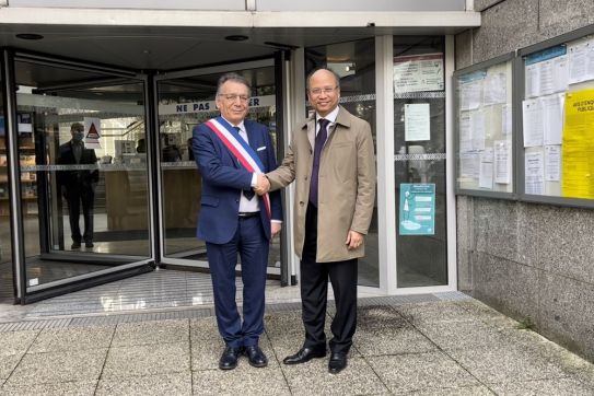 强化越南与法国地方传统友好合作关系